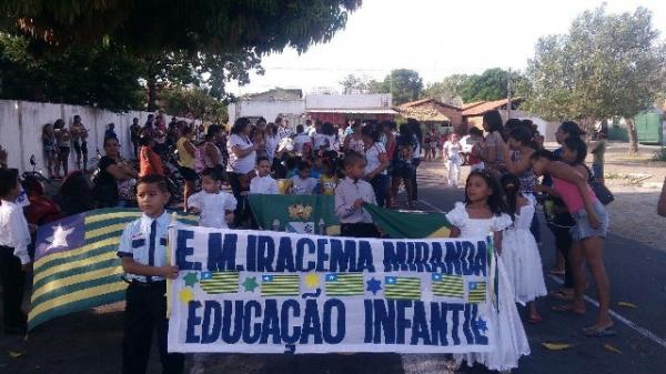  Alunos da educação infantil participam do desfile cívico antecipado.(Imagem:SECOM)