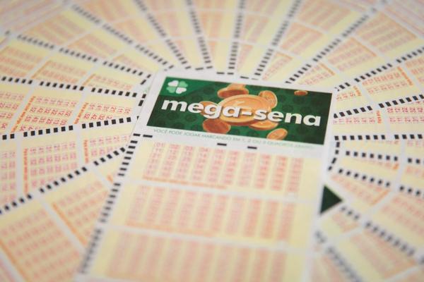 Aposta única da Mega-Sena custa R$ 3,50 e apostas podem ser feitas até às 19h.(Imagem:Marcelo Brandt/G1)