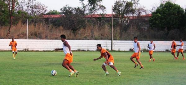 Rogério (com a bola) volta entre os titulares.(Imagem: André Leal)