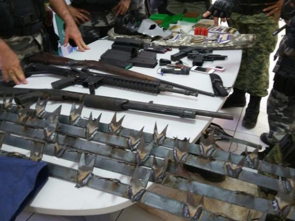 Armas apreendidas em Teresina utilizadas em assalto a banco no Piauí.(Imagem:Ellyo Teixeira / G1)