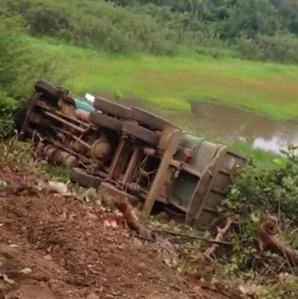 Caminhão tombou após motorista perder o controle do veículo na PI-247, no Sul do Piauí(Imagem:Reprodução)