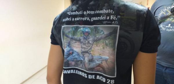 Familiares usaram camiseta em homenagem ao cabo Samuel Borges durante audiência de instrução, em Teresina.(Imagem:Gilcilene Araújo/G1)