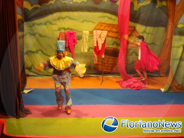 Brincantes apresentam o espetáculo