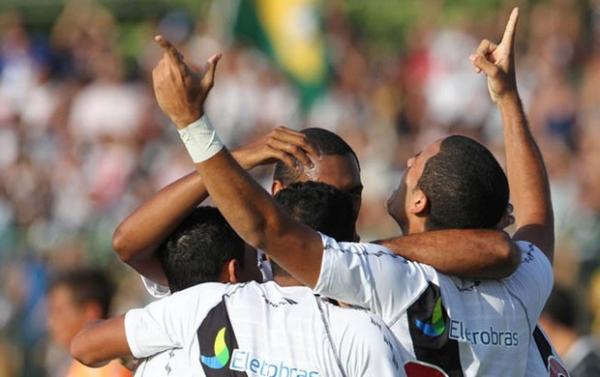 Romulo, com os braços erguidos, comemora seu gol.(Imagem:Marcelo Sadio/Vasco.com.br)