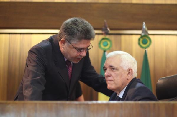 Presidente Themístocles Filho anuncia a comissão representativa do recesso.(Imagem:Alepi)