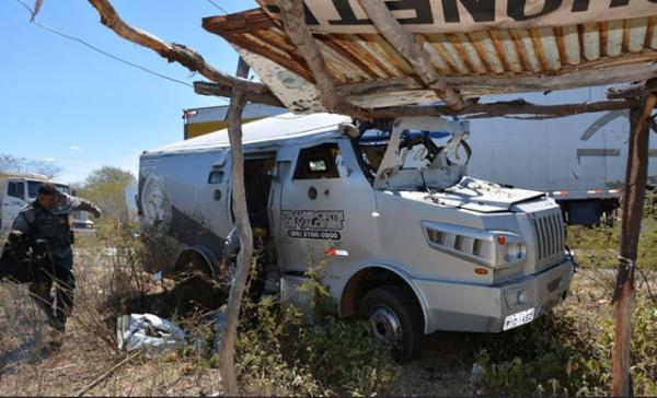 Bandidos explodem carro-forte na BR-407 e Polícias do PI e PE fazem barreiras.(Imagem:Cidades na Net)