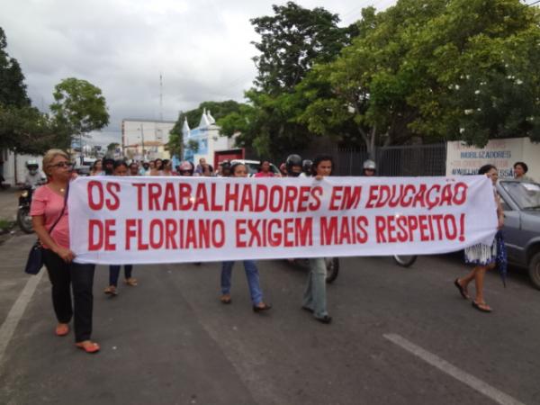 Professores realizam manifestação por pagamento de salários.(Imagem:FlorianoNews)