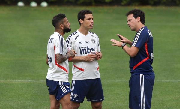 Daniel Alves, Hernanes e Fernando Diniz conversam no São Paulo.(Imagem: Rubens Chiri / saopaulofc.net)