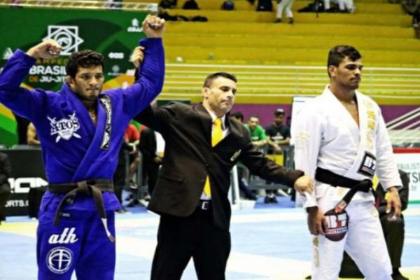 Lucas Hulk eliminou Rudson Mateus (quimono branco) no caminho até a final do peso-aberto.(Imagem:IBJJF/Divulgação)