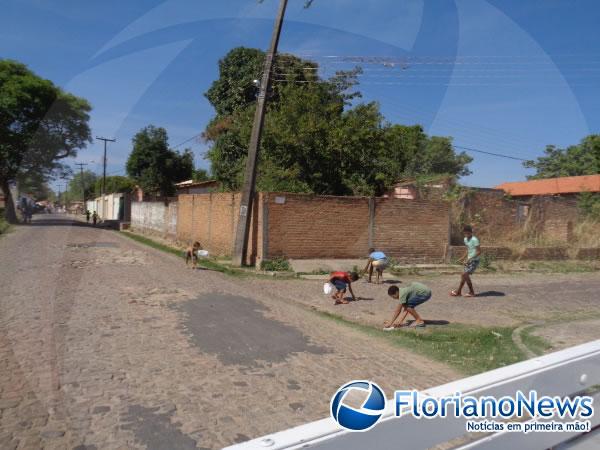 Distribuição de bombons marca o Dia das Crianças em Floriano.(Imagem:FlorianoNews)