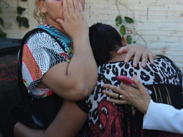 Mãe da garota é amparada por colegas na porta do hospital.(Imagem:Ellyo Teixeira/G1)