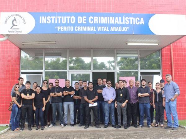 Profissionais de IML e Instituto de Criminalística paralisam atividades.(Imagem:Catarina Costa / G1)
