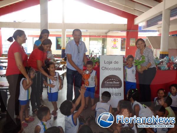Cacau Show de Floriano doa ovos de chocolate para crianças da Creche Municipal.(Imagem:FlorianoNews)