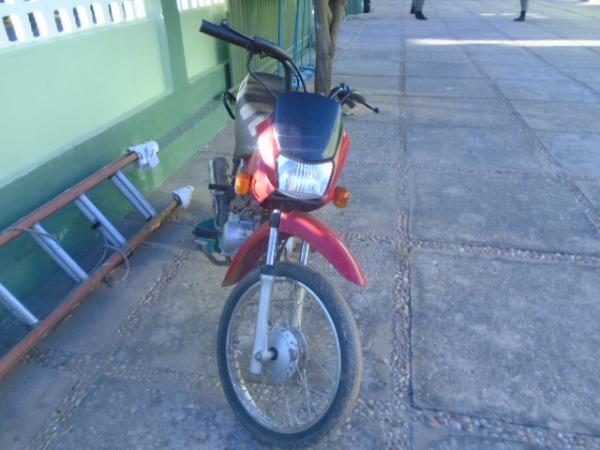 PM recupera motocicleta abandonada por supostos criminosos em Floriano.(Imagem:FlorianoNews)