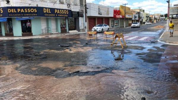 Cano estoura e causa grande vazamento de água em avenida de Floriano.(Imagem:FlorianoNews)