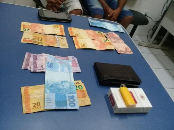 Dinheiros encontrados com suspeitos presos em São Raimundo Nonato.(Imagem:Divulgação/PM)