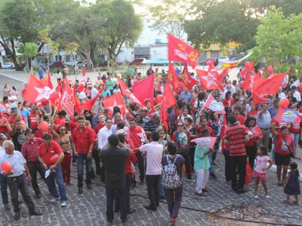 Manifestação em Teresina pró-Dilma aconteceu no final da tarde de sexta-feira (18).(Imagem:Fernando Brito/G1)