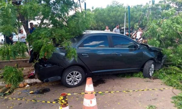Motorista perde controle e carro quase invade prédio da Justiça Federal.(Imagem:Reprodução/Whatsapp)