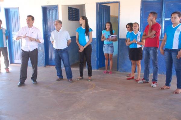 Prefeito Gilberto Júnior acompanha reforma das escolas do campo.(Imagem:Waldemir Miranda)