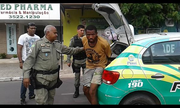 Homem que aproveitou descuido para furtar sacola em van é preso após perseguição policial.(Imagem:Temístocles Filho/jc24horas)