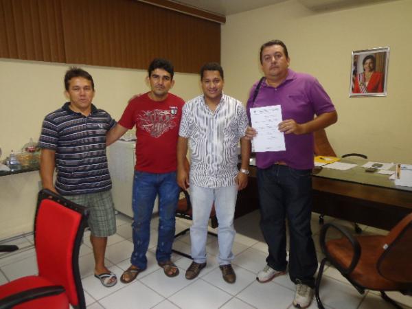 Prefeito de Barão de Grajaú entrega portaria de nomeação a servidores do município.(Imagem:FlorianoNews)