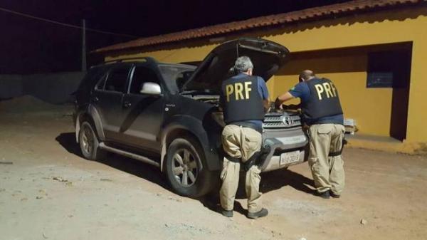 PRF recupera veículo de luxo que transitava com documento roubado(Imagem:Divulgação/PRF)