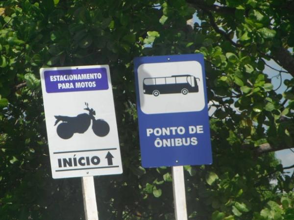 Paradas de ônibus de Floriano ganham placas de sinalização.(Imagem:FlorianoNews)