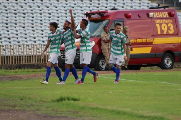 Gênesis comemorando um dos seus dois gols na goleada do Altos.(Imagem:Joana Darc Cardoso/GloboEsporte.com)