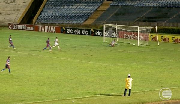 David falha em chute de fora da área de Paulinho Mossoró.(Imagem:TV Clube)