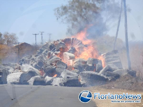 Carga de algodão pega fogo em cima de caminhão em Floriano.(Imagem:FlorianoNews)