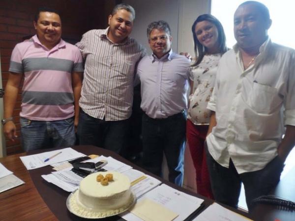 Deputado Gustavo Neiva recebe festa surpresa dos assessores.(Imagem:Assessoria)