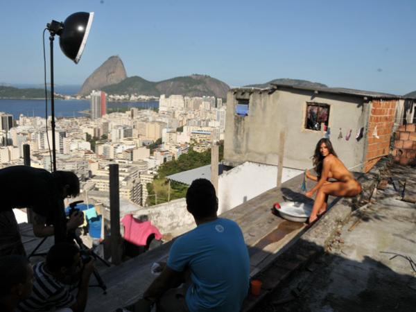 Nicole Bahls posa para o Paparazzo na favela Tavares Bastos, na Zona Sul do Rio. Ensaio vai ao ar neste sábado, 9(Imagem:Claudia Dantas/Cia de Foto)