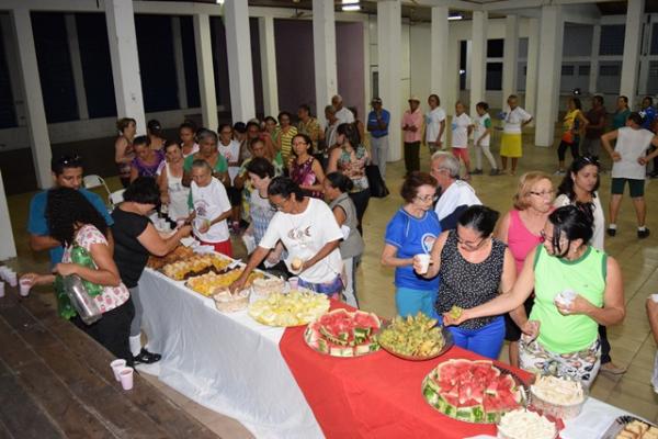 Idosos participam de atividade física e celebram a qualidade de vida.(Imagem:Waldemir Miranda)