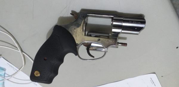 Arma encontrada com a dupla(Imagem:Divulgação/PM)