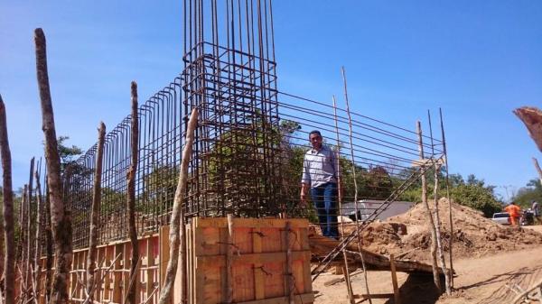 Joel Rodrigues visita obras de construção da ponte sobre o Riacho do Pico em Floriano.(Imagem:ASCOM)