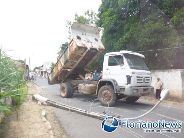 Caminh&atilde;o com ca&ccedil;amba levantada derruba poste e deixa parte do Centro sem energia.(Imagem:FlorianoNews)