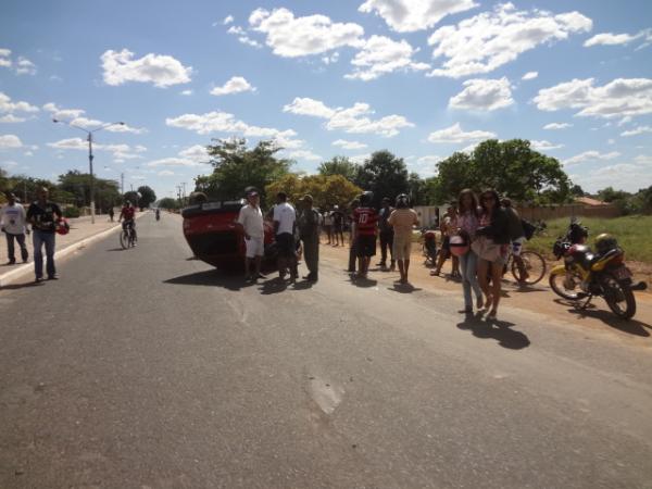 Veículo capota na Avenida Dirceu Arcoverde.(Imagem:FlorianoNews)