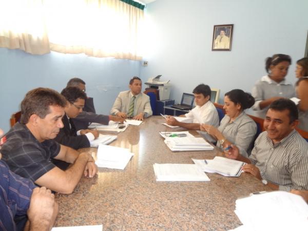 Vereadores se reúnem com assessoria jurídica na Câmara Municipal. (Imagem:FlorianoNews)