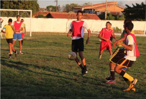 Enquanto aguarda final de provas, Lucas Israel mantém forma física com companheiros de infância.(Imagem:Renan Morais)