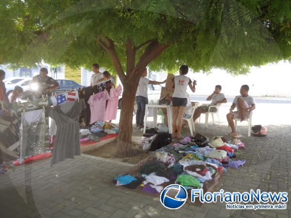 Grupo de jovens realiza bazar beneficente no centro de Floriano.(Imagem:FlorianoNews)