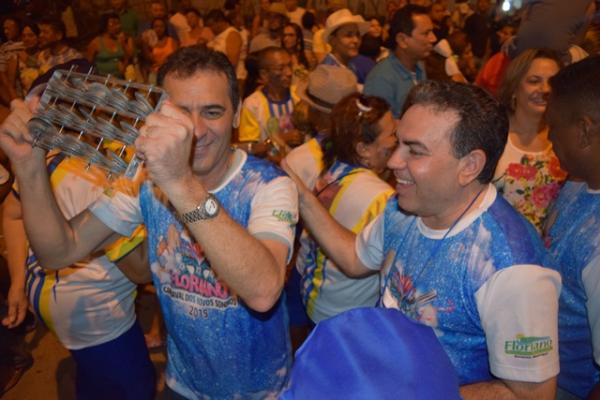 Escolas de Samba encerram com desfile o Carnaval dos Novos Sonhos de Floriano.(Imagem:Waldemir Miranda)