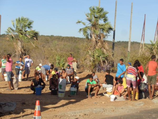 Carreta tomba e espalha carga de milho nas margens da BR-230. (Imagem:FlorianoNews)