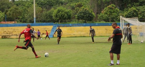 Cruzamentos e jogadas aéreas foram explorados na manhã de treino.(Imagem:Daniel Cunha)