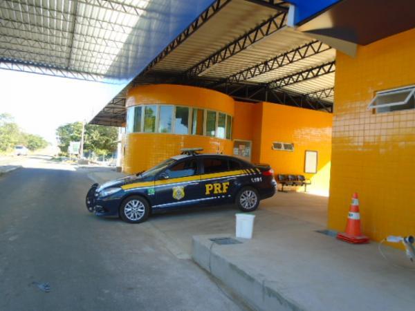 PRF de Floriano apreende veículo transportando madeira sem licença.(Imagem:FlorianoNews)