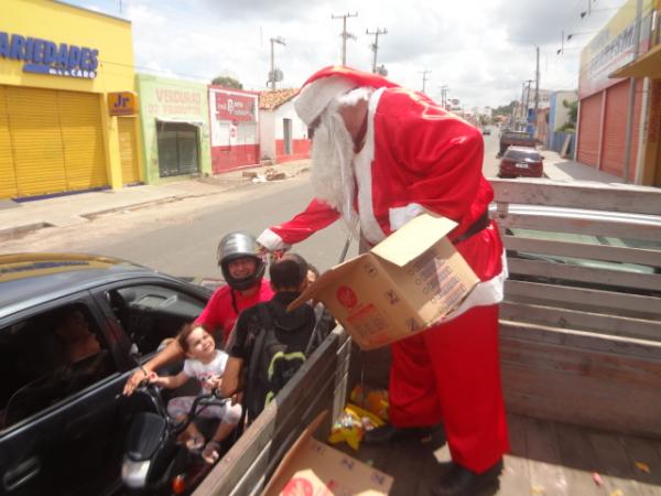 Papai Noel promoveu manhã de alegria com distribuição de bombons em Floriano.(Imagem:FlorianoNews)