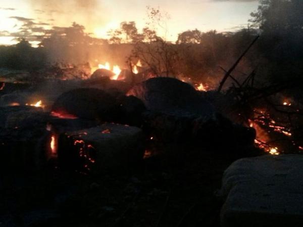 Carreta carregada de algodão tomba e carga pega fogo.(Imagem:Polícia Rodoviária Federal)