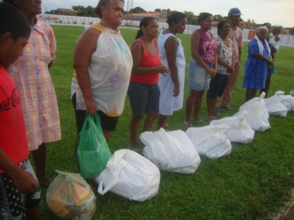 Entrega de Cestas - Jogo Beneficente do Amarelinho(Imagem:redaçao)