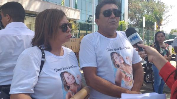 Pais de Vanessa Carvalho pedem justiça diante do Fórum Criminal, em Teresina.(Imagem:Gilcilene Araújo/G1)