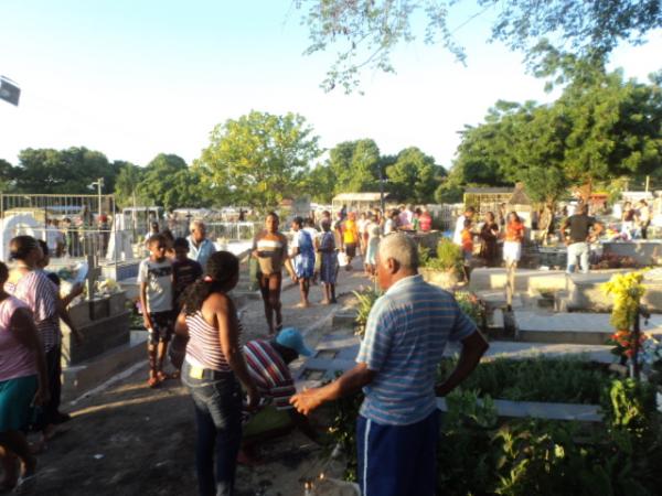 Pessoas visitando os túmulos(Imagem:Cida Santana)