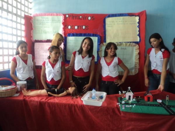 Alunos da Escola Djalma Nunes na feira de ciências, o tema Saúde(Imagem:Cida Santana)